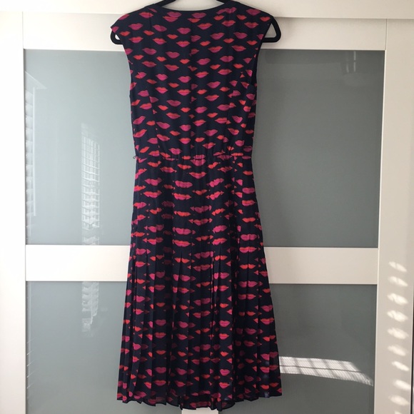 Halogen Midi pleated Lip Print Dress - Picture 8 of 12